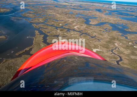 Colpi di splendide coste della Florida e sulle vie navigabili interne per la cabina di pilotaggio di un idrovolante Searey. Foto Stock