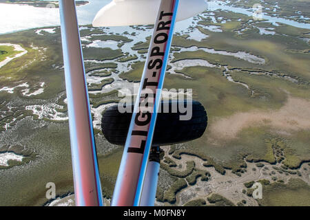 Colpi di splendide coste della Florida e sulle vie navigabili interne per la cabina di pilotaggio di un idrovolante Searey. Foto Stock