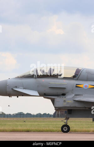 Royal Air Force Eurofighter Typhoon jet da combattimento. Chiusura del pozzetto e RAF pilota. RAF Coningsby, Lincolnshire UK Foto Stock