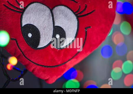 Un lussuoso faccina che è nella forma di un cuore con un bel bokeh di fondo colorato Foto Stock