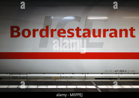 Francoforte, Germania - Dicembre 04, 2017: la parte esterna e il telaio del ristorante di bordo di ghiaccio express treno della Deutsche Bahn il 4 dicembre 201 Foto Stock