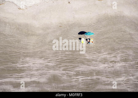 Lone sdraio in spiaggia il resto di sabbia su Myrtle Beach, Carolina del Sud Foto Stock