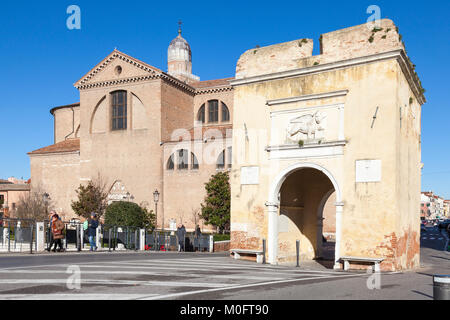 Porta Garibaldi o Torre di Santa Maria o di Garibaldi, di gate in montagna con la Cattedrale di Santa Maria Assunta dietro, Chioggia, laguna sud di Venezia, Veneto, Foto Stock