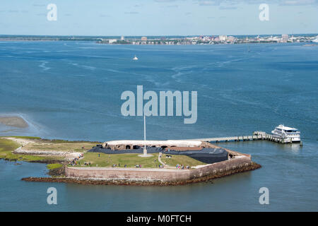 I visitatori che arrivano in barca per un tour storico Fort Sumter a Charleston, Carolina del Sud Foto Stock