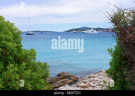 Vista sul mare da una spiaggia di Portisco, Sardegna, Italia. Foto Stock