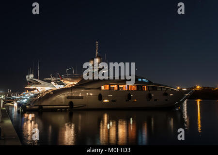 Moderni e lussuosi yacht Marina di Portisco, Sardegna, Italia. La fotografia notturna. Foto Stock