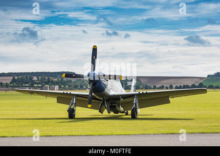 North American P-51D Mustang parcheggiato su un campo di aviazione di erba il 24 settembre 2017 a Duxford, Cambridgeshire, Regno Unito Foto Stock