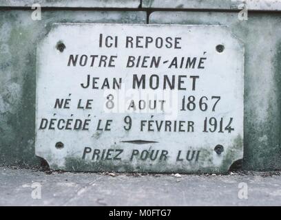 La tomba di Jean Monet, il pittore del figlio nel cortile della chiesa di Giverny, Francia. (Dettaglio). Foto Stock