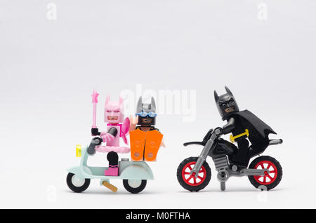 Lego mini figura batman, vacanze batman e fiabesco batman scooter di equitazione e dirt bike. isolato su sfondo bianco Foto Stock