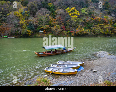 Kyoto, Giappone - Nov 28, 2016. Le imbarcazioni turistiche sul fiume Hozu ad Arashiyama a Kyoto, in Giappone. Arashiyama è a livello nazionale designato sito storico e luogo Foto Stock