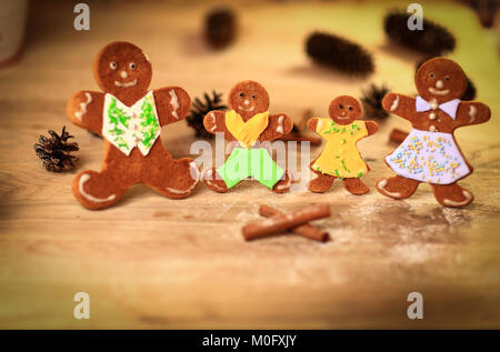 Gingerbread uomini e bastoncini di cannella sulla tavola del Natale . Foto Stock