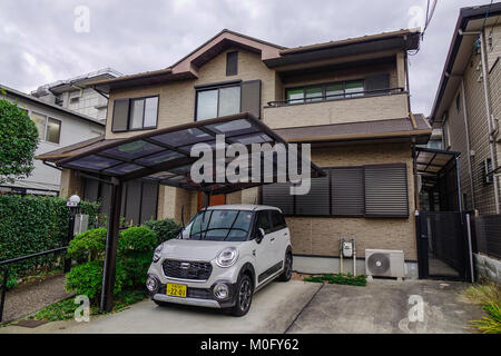 Kyoto, Giappone - Nov 28, 2016. Giapponese casa tipica con una piccola auto in centro a Kyoto, in Giappone. Foto Stock