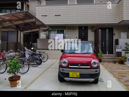 Kyoto, Giappone - Nov 28, 2016. Giapponese casa tipica con una piccola auto in centro a Kyoto, in Giappone. Foto Stock