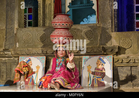 La famosa danza Bhavai, celebrando la donna gli sforzi per portare acqua nel deserto, Udaipur, Rajasthan, India Foto Stock