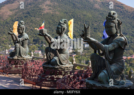 L'Isola di Lantau Hong Kong Cina Asia Jan 13, 2018 Le sei statue Deva alla base del 34 metro alto Tian Tan Buddha Foto Stock