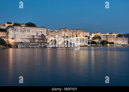 Il maestoso palazzo di città sul lago Pichola, Udaipur, Rajasthan, India Foto Stock