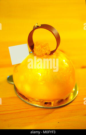 Colore oro di smalto a specchio mini torta mousse Foto Stock