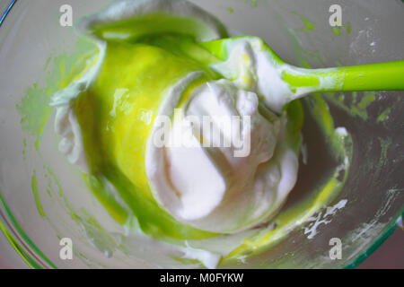 Pandan sapore pastella essendo agitata usando una spatola Foto Stock