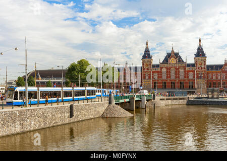 Vista del tram urbano e Centraal - la più grande stazione ferroviaria di Amsterdam. Foto Stock