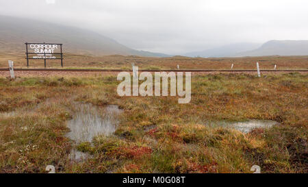 Corrour, Scotland, Regno Unito - 26 Settembre 2017: un segno segna il culmine della West Highland linea ferroviaria a Corrour sulla zona umida paesaggio deserto o Foto Stock