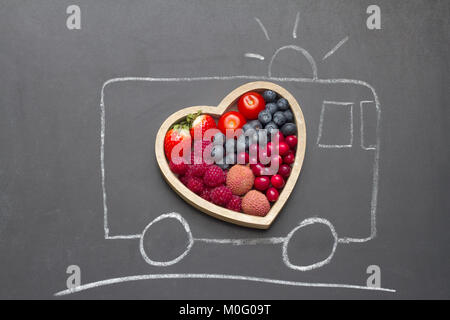Salute dieta cuore concetto astratto di soccorso ambulanza sulla lavagna Foto Stock