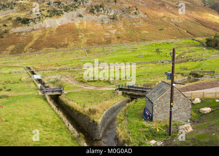 L'acqua dei canali di drenaggio vicino a volute, ai piedi di Helvellyn e Marrone roccioso sulla Eastern Fells del Lake District inglese, adiacente al Thirlmere. Foto Stock