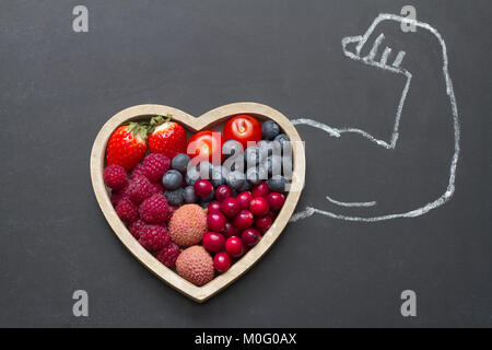 Salute dieta cuore concetto astratto con uomo forte mano sulla lavagna Foto Stock