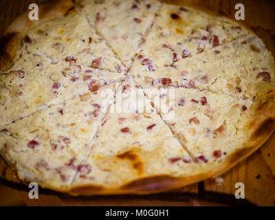 Flammkuchen con prosciutto Foto Stock