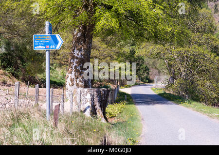 Un segno dirige i ciclisti sulla Caledonia modo, parte del ciclo nazionale di instradamento di rete 78, al traghetto Camusnagaul per Fort William nel west Highlands Foto Stock