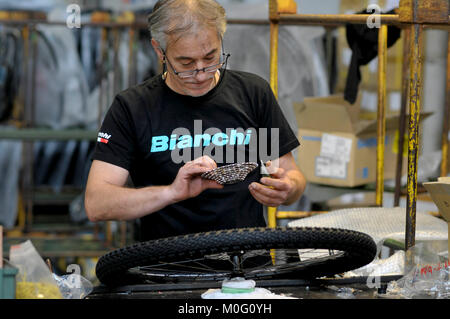 L'industria "Biciclette Bianchi " fabbrica - linea di assemblaggio dei vari modelli di biciclette - Treviglio - Italia © Credito Marco Vacca/Sintesi/Sintesi/Alamy Foto Stock