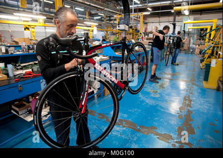 L'industria "Biciclette Bianchi " fabbrica - linea di assemblaggio dei vari modelli di biciclette - Treviglio - Italia © Credito Marco Vacca/Sintesi/Sintesi/Alamy Foto Stock