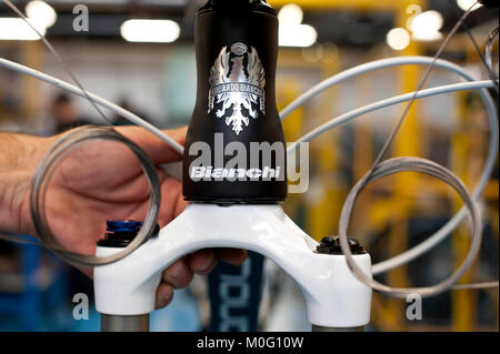 L'industria "Biciclette Bianchi " fabbrica - linea di assemblaggio dei vari modelli di biciclette - Treviglio - Italia © Credito Marco Vacca/Sintesi/Sintesi/Alamy Foto Stock