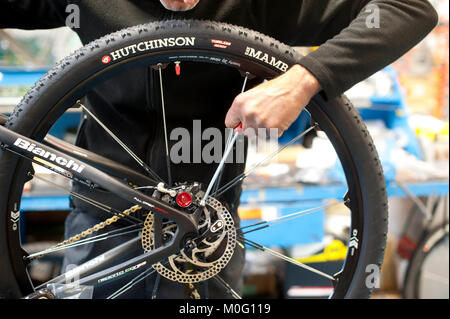 L'industria "Biciclette Bianchi " fabbrica - linea di assemblaggio dei vari modelli di biciclette - Treviglio - Italia © Credito Marco Vacca/Sintesi/Sintesi/Alamy Foto Stock