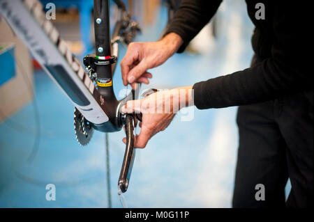 L'industria "Biciclette Bianchi " fabbrica - linea di assemblaggio dei vari modelli di biciclette - Treviglio - Italia © Credito Marco Vacca/Sintesi/Sintesi/Alamy Foto Stock