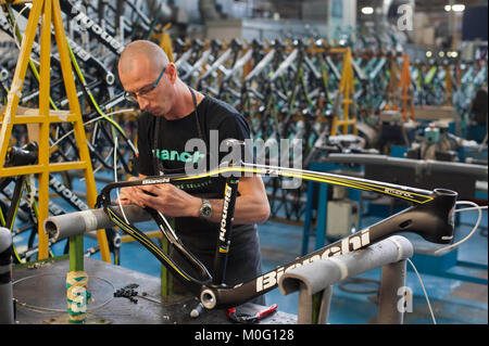 L'industria "Biciclette Bianchi " fabbrica - linea di assemblaggio dei vari modelli di biciclette - Treviglio - Italia © Credito Marco Vacca/Sintesi/Sintesi/Alamy Foto Stock