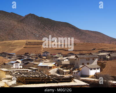 Vista Montagna da Songzanlin Lama tempio tibetano in Zhongdian Shangli o la città. Viaggi in città Zhongdian , Yunnan in Cina nel 2012, 15 novembre Foto Stock