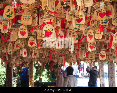 Appendere le benedizioni di legno a Lijiang Old Town. La UNESCO Città patrimonio dell'umanità. Viaggiare a Lijiang, nella provincia dello Yunnan in Cina nel 2012, 17 novembre Foto Stock