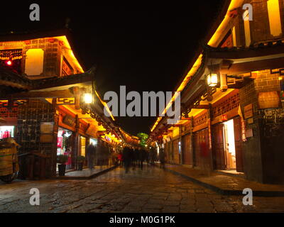 Una strada pedonale a Lijiang Città Vecchia di notte con lenta velocità otturatore.Il Patrimonio UNESCO Città. Viaggiare a Lijiang, nella provincia dello Yunnan in Cina nel 2012, nov. Foto Stock