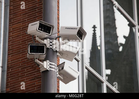 L'Europa, Germania, Colonia, telecamere di sorveglianza nella piazza di fronte alla stazione principale. Europa, Deutschland, Koeln, Ueberwachungskameras am Platz Foto Stock