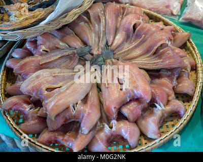 Tailandese tradizionale pesce conservato: essiccato Striped snakehead fish in cerchio piastra di bambù al mercato. Foto Stock