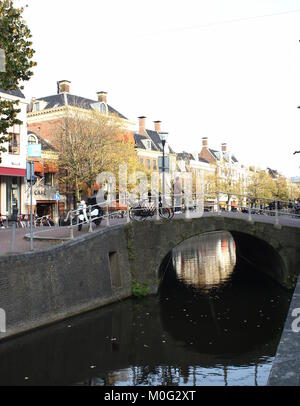 Medievale ponte di pietra sulla storica Nieuwestad canal nel centro di Leeuwarden, Friesland, Paesi Bassi Foto Stock