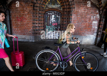 Un graffitied porta sul Oberbaum Brucke a Berlino, Germania. Foto Stock