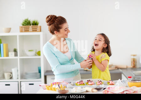 Madre e figlia tortini di cottura a casa Foto Stock