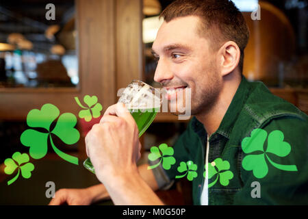 Close up uomo verde bere birra al bar o pub Foto Stock