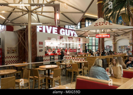 Cinque ragazzi di fast food in uscita la Orient Food Court, intu Trafford Centre, Manchester, Inghilterra. Foto Stock