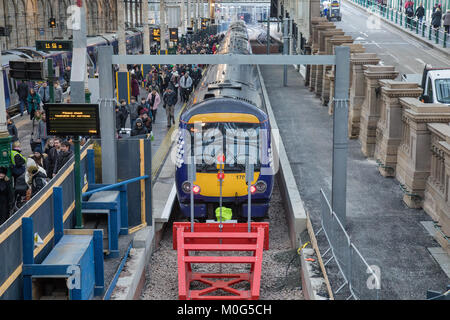 Una classe Scotrail 170 Turbostar treno diesel in corrispondenza della piattaforma 12 nella stazione di Edinburgh Waverley. Questa piattaforma aperta nel dicembre 2017 per aumentare la capacità. Foto Stock