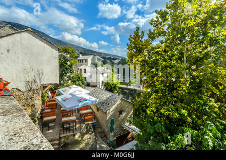 Un piccolo cafe esterno o ristorante si siede vuote in un pomeriggio soleggiato a Mostar, in Bosnia ed Erzegovina. Foto Stock