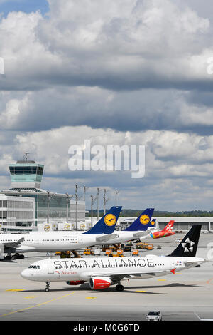 Austrian Airlines, Star Alliance,Line Up, Terminale, satellite, Torre, aeromobili, aereo, piano, rampa, posizione, roll out, gioco, Aeroporto di Monaco Foto Stock