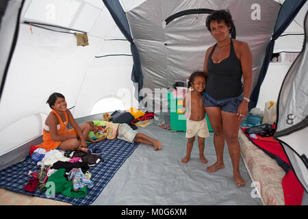 Famiglia di sfollati a causa di alluvioni in stato di Alagoas all'interno di un rilievo ShelterBox tenda, Brasile, 2010 Foto Stock
