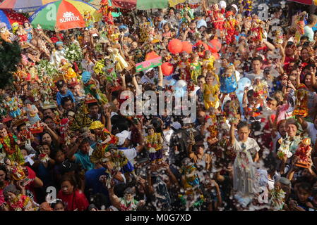 Manila, Filippine. Xxi gen, 2018. Spruzzata di acqua santa per la folla di sto. Nino statue. Credito: George Buid/Pacific Press/Alamy Live News Foto Stock